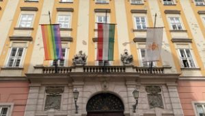 Megszavazta a bizottság: tilos lesz kihelyezni a szivárványos zászlót középületekre