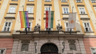 Megszavazta a bizottság: tilos lesz kihelyezni a szivárványos zászlót középületekre
