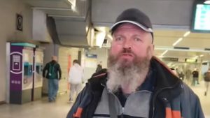 A bíróságról jelentkezett a Tisza Párt önkénteseit akasztással fenyegető férfi