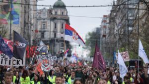 Durvul Szerbia: késsel támadtak az elnök által bírált dékánra, a csetnikvajda pisztolyával fenyegetőzik