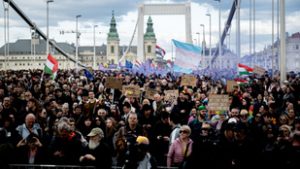 Jön az újabb maratoni hídfoglalás Budapesten, de most egy új helyszínt is célba vesznek a tüntetők
