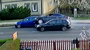 Hatalmas sebességgel rohantak bele egy parkoló autóba Vonyarcvashegyen