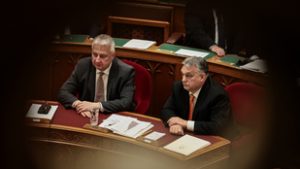 A kormány újabb félévig fenntartaná a háborús veszélyhelyzetet