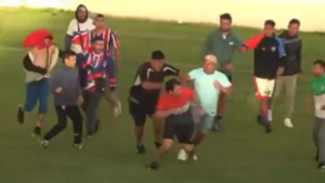 Késsel támadt az ellenfél játékosaira a pályára berontó, magából kivetkőzött szurkoló