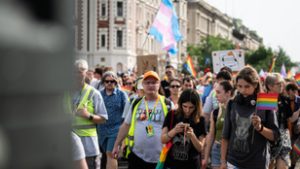 Sorra hátrálnak ki a multik a Pride mögül