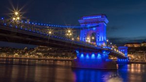 Kék fénybe borul a Lánchíd és a Müpa is