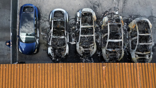 Fokozottabb biztonsági intézkedéseket rendelt el a Tesla-kereskedéseknél az olasz belügyminisztérium