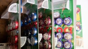 Kiderítettük, hogyan készül a magyarok egyik kedvenc játéka, a gombfoci