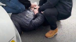 Pillanatok alatt rángattak ki a rendőrök három embert egy autóból Zuglóban