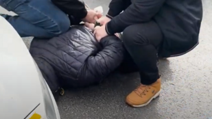 Pillanatok alatt rángattak ki a rendőrök három embert egy autóból Zuglóban