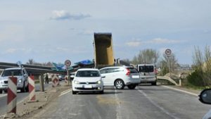 Menet közben döntötte ki az M5-ös autópálya felhajtója feletti kaput egy teherautó