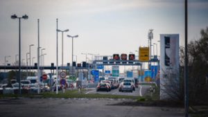 Fertőtlenítőpontokat alakítottak ki az M1-es autópályán, több osztrák határátkelőt is lezártak