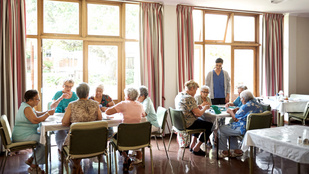 A szülőtartási kötelezettség a szendvicsgenerációra hárítja a legnagyobb terhet