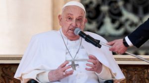 Ferenc pápa először köszöntötte a híveket a Szent Péter téren a kórházi kezelése óta