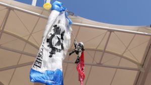 Ejtőernyős baleset rémisztette meg a stadion nézőit