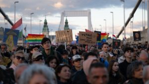 A rendőrség arra kéri a közlekedőket, hogy ne legyenek erőszakosak a tüntetőkkel szemben