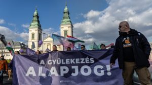 Több híd elfoglalására készülnek a tüntetők a hajnalig tartó demonstráción