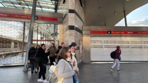 Menekítik az utasokat a 2-es metróból, még nagyobb lehet a közlekedési káosz