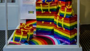 Nem hátrál ki az IKEA a Pride mögül, továbbra is gyártják a szivárványos táskákat