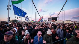 Politikai túlélés vagy jövőépítés? – A hídon tüntetnek, a terepen építkeznek