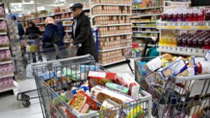 Ne vásároljanak fejetlenül, és ne verjék magukat adósságba! – üzenik a közgazdászok a pánikba esett amerikaiaknak