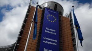 Döntött az Európai Bizottság, Magyarországon kívül mindenki megszavazta az amerikai termékekre kivetett vámokat