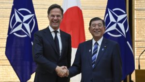 Az orosz és a kínai fenyegetések hatására elmélyíti kapcsolatait Japán és a NATO