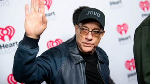 Jean-Claude Van Damme tagadja, hogy emberkereskedők által eladott nőkkel létesített volna szexuális kapcsolatot