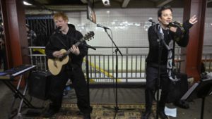 Álruhában adott rögtönzött koncertet Ed Sheeran és Jimmy Fallon New Yorkban
