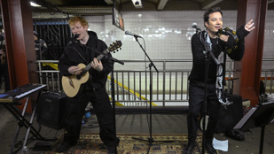 Álruhában adott rögtönzött koncertet Ed Sheeran és Jimmy Fallon New Yorkban