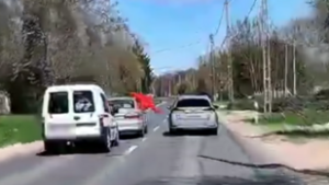 Kaszkadőrmutatvány a 11-es főúton – előzés közben zárta le a tanksapkát