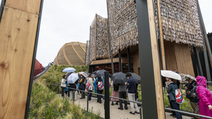 Kígyózó sorokban állnak az ázsiaiak, hogy lássák a magyar csodát