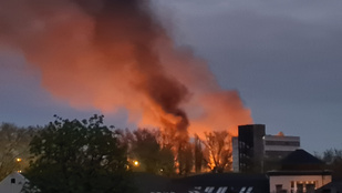 Hatalmas területen ég a szemét Rákosrendezőnél