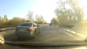 Tükröt zúzott, majd mindenkit leszorított az audis az 51-es úton