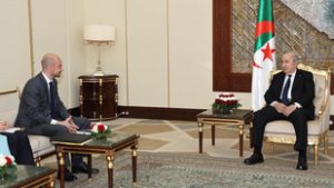 Megy az adok-kapok Algéria és Franciaország között, 12 köztisztviselőt utasított ki az afrikai ország