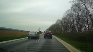 Hajszálon múlott, hogy nem történt tragédia egy előzésből a 87-es főúton
