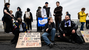 Teljesen lezárták az Erzsébet hidat, felháborodtak a sofőrök