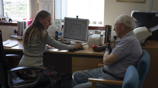 A NEAK is kongatja a vészharangot a háziorvoshiány miatt