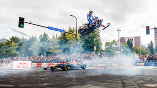 Formula–1-es autók lepik el Budapest utcáit