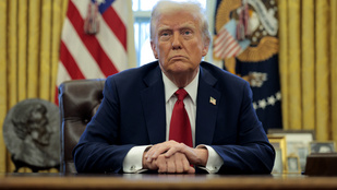 Újabb csapásra készül Donald Trump, jöhet a 245 százalékos vámtarifa Kínának
