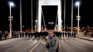 Az Elment az öszöd rendezője négy napra elhappolta az Erzsébet hidat Hadházy Ákosék elől