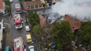 Lángokba borult egy budapesti családi ház, akciófilmbe illő felvétel készült az esetről