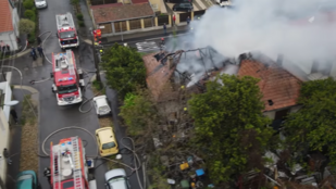 Lángokba borult egy budapesti családi ház, akciófilmbe illő felvétel készült az esetről
