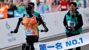 Először versenyzett egymással robot és ember a pekingi félmaratonon