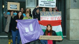 Berlinben tiltakozott a Momentum a miniszteri biztos árulózós kijelentése miatt