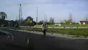 Majdnem balesetet okozott a körforgalomban vagánykodó rolleres