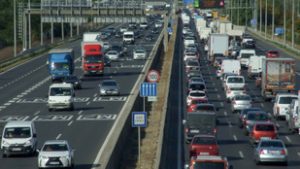 Hatalmas torlódások lassítják a forgalmat több autópályán