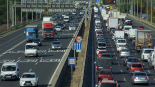 Hatalmas torlódások lassítják a forgalmat több autópályán