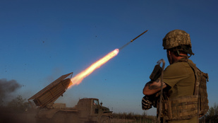 Félárbócra eresztik a világ minden táján az amerikai zászlót, de a fegyverropogás nem csitul Ferenc pápa halála után