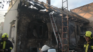 Tűz ütött ki egy 15. kerületi családi házban, a lángok a szomszéd ingatlanban is kárt tettek